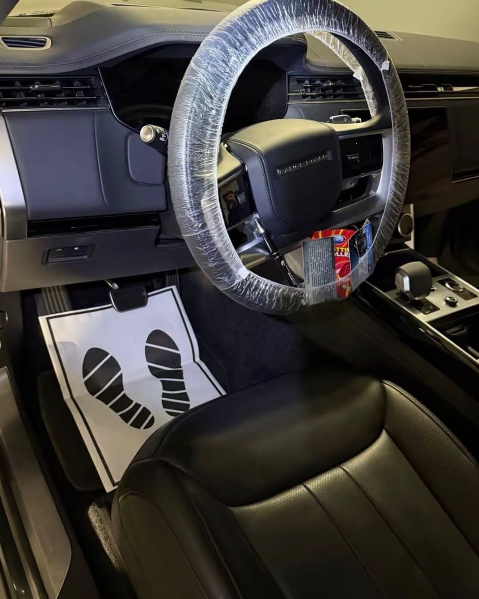 Range Rover, poste de conduite, après le nettoyage